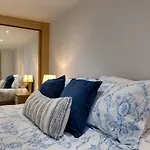 Cosy One Bedroom In Holiday home *